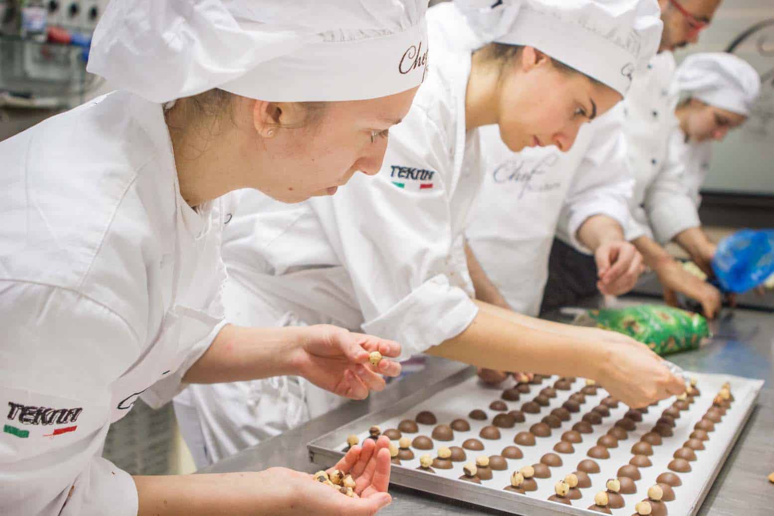 FOTO CORSO PASTICCERE 26 DEL 16-06-2015 POMERIGGIO CON DI MARIO - CIOCCOLATO LAVORATE (5 di 17)