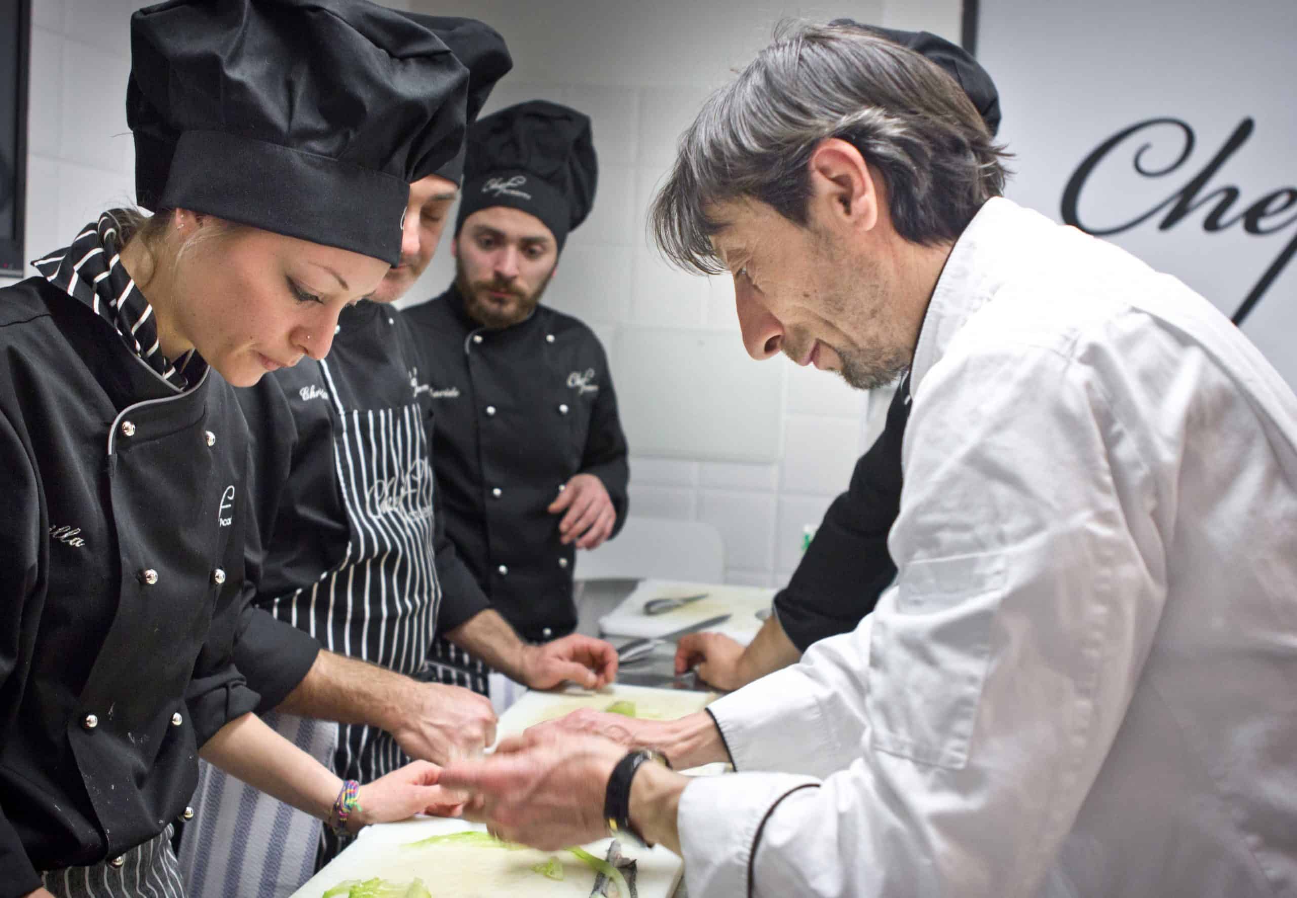 FOTO CORSO CUOCO 27 DEL 2-4-2015 POMERIGGIO CON SERVA MAURIZIO - SECONDI CREATIVI DI PESCE LAVORATE_-12