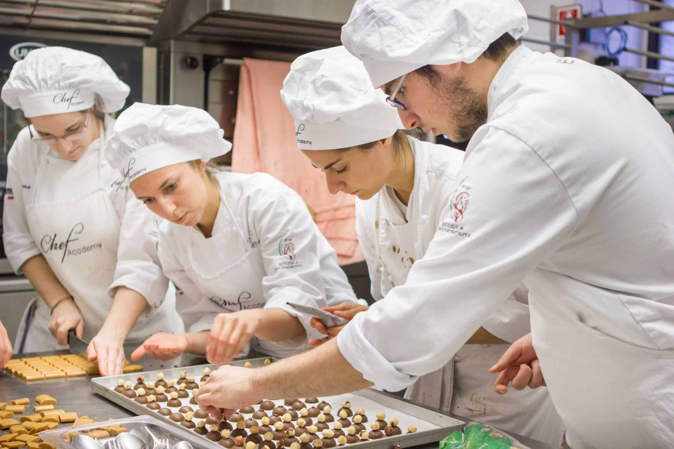 FOTO CORSO PASTICCERE 26 DEL 16-06-2015 POMERIGGIO CON DI MARIO - CIOCCOLATO LAVORATE (9 di 17)