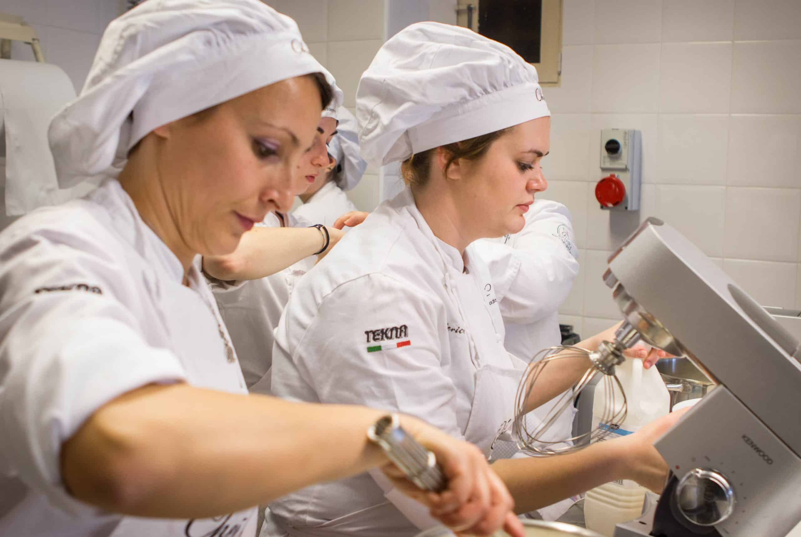 FOTO ESAME CORSO PASTICCERE 24 DEL 26-05-2015 POMERIGGIO LAVORATE (7 di 43)